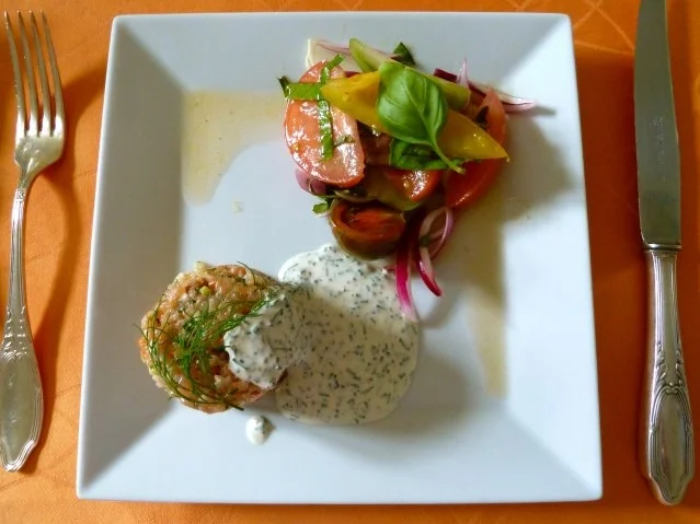 TATAR VON ZWEIERLEI LACHS AN DILL-SENFSAUCE UND FARBIGEM TOMATENSALAT - Rezept - Bild Nr. 2