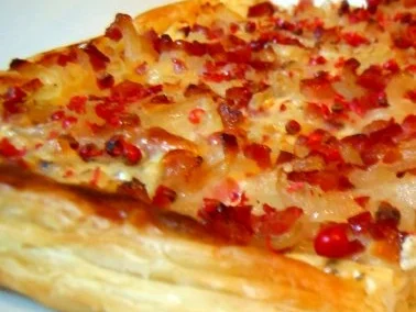 Zwiebelkuchen aus Blätterteig - Rezept