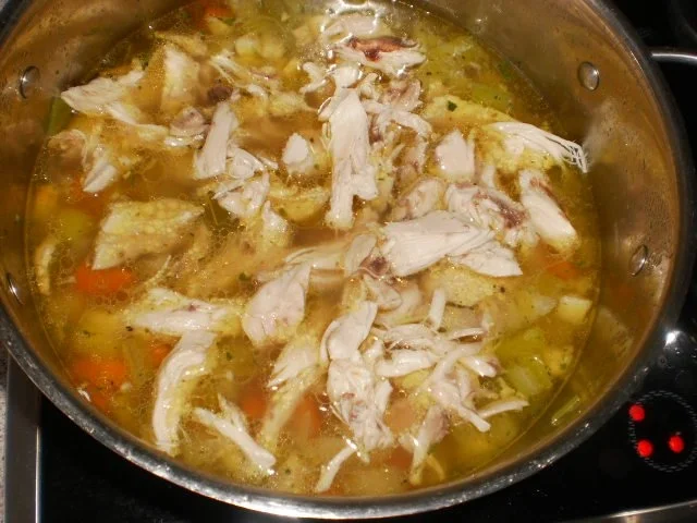 Rezept: Bunter Geflügeleintopf mit feinen Kräuter-Graupen Bild Nr. 13 Bunter Geflügeleintopf mit feinen Kräuter-Graupen - Rezept - Bild Nr. 13