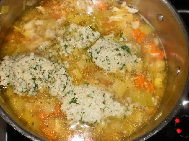 Rezept: Bunter Geflügeleintopf mit feinen Kräuter-Graupen Bild Nr. 14 Bunter Geflügeleintopf mit feinen Kräuter-Graupen - Rezept - Bild Nr. 14