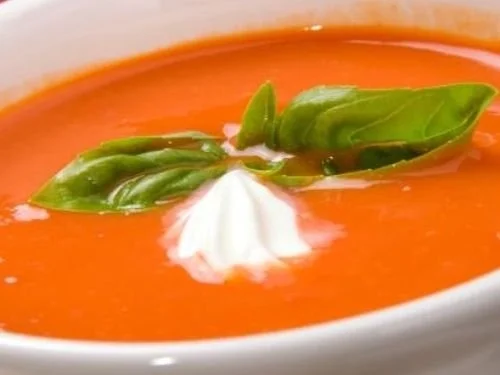 Fruchtig-scharfe Tomatensuppe meets Basilikum & Mozzarella - Rezept