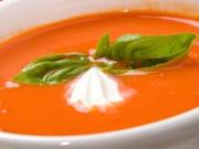 Fruchtig-scharfe Tomatensuppe meets Basilikum & Mozzarella - Rezept