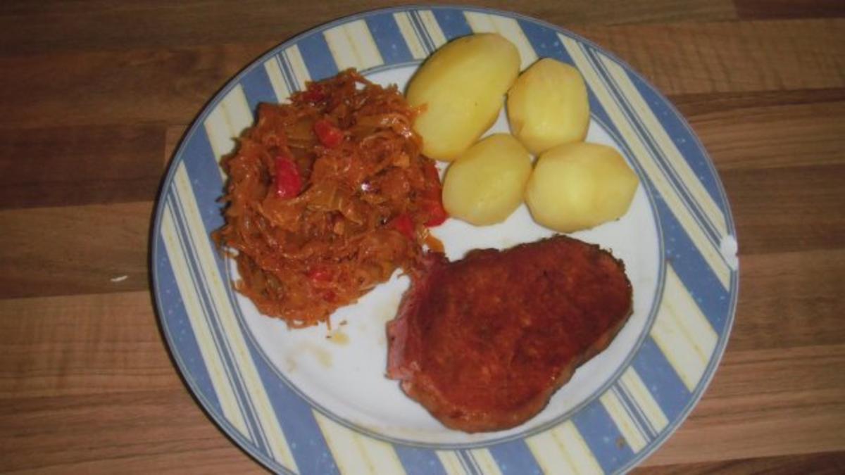 Bilder für Paprika-Sauerkraut mit Kasslerkotelett - Rezept