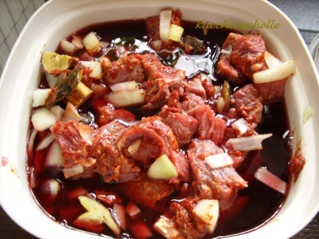 Rindsgulasch im Rotweinsud - Rezept