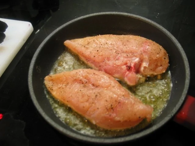 Geflügel: Pouletbrüstchen  mit Zwiebel-Estragon-Sahne, NT - Rezept - Bild Nr. 2