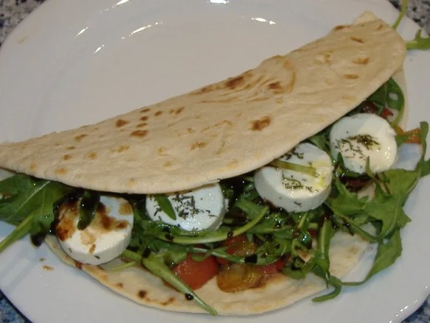 Pitta mit warmen Paprikasalat und Ziegenfrischkäsetaler - Rezept - Bild Nr. 2