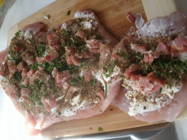 Rezept: Putenrollbraten mit Frischkäse, gewürztem Pfeffer und Kräutern Bild Nr. 4 Putenrollbraten mit Frischkäse, gewürztem Pfeffer und Kräutern - Rezept - Bild Nr. 4