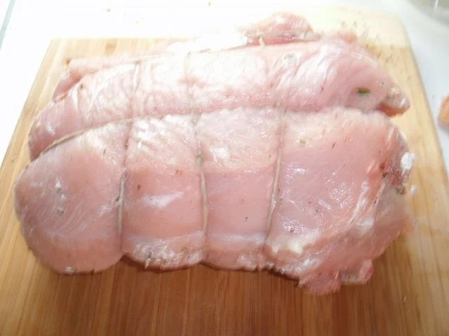 Rezept: Putenrollbraten mit Frischkäse, gewürztem Pfeffer und Kräutern Bild Nr. 5 Putenrollbraten mit Frischkäse, gewürztem Pfeffer und Kräutern - Rezept - Bild Nr. 5