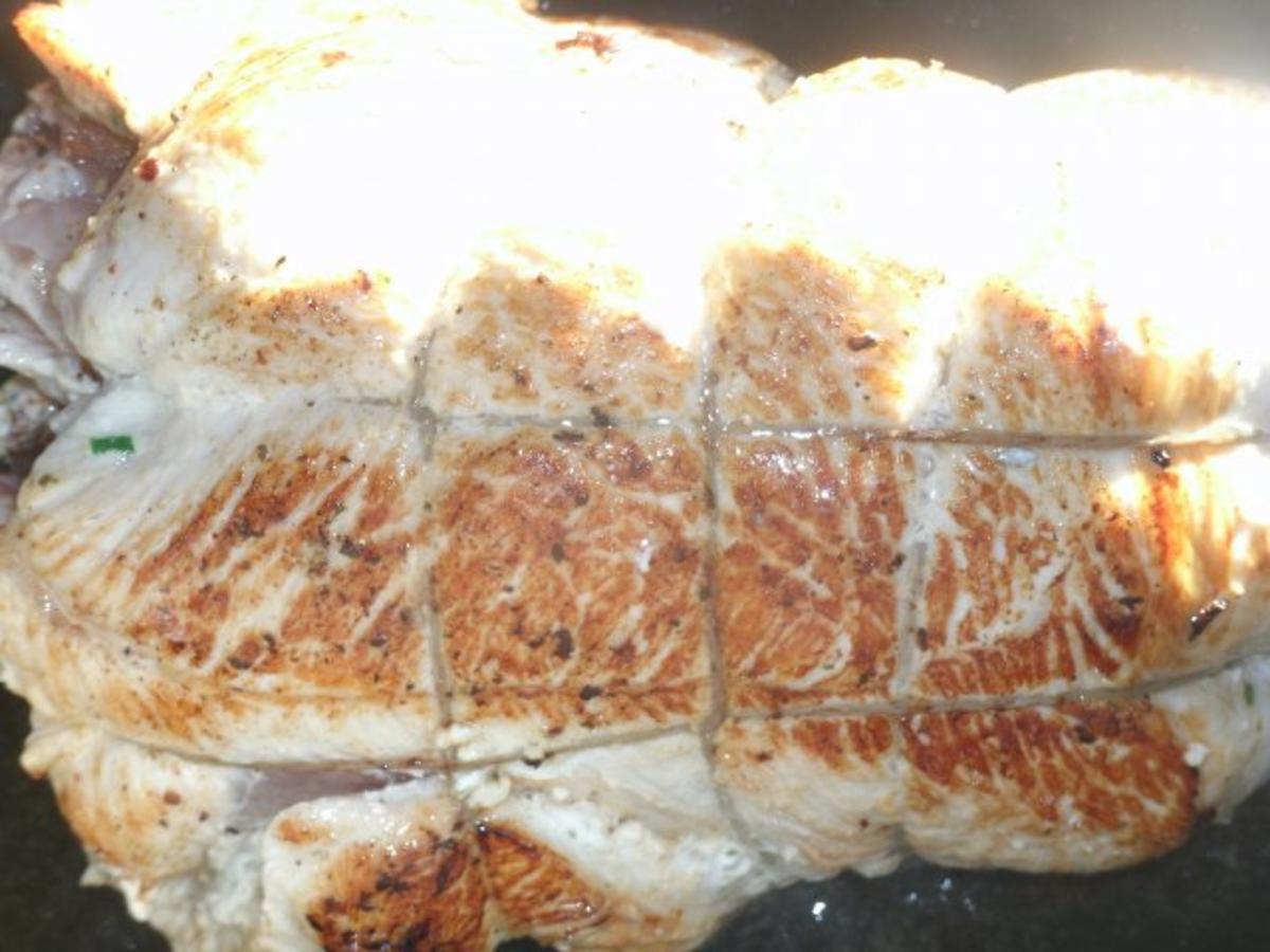 Putenrollbraten mit Frischkäse, gewürztem Pfeffer und Kräutern - Rezept - Bild Nr. 6