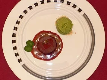 Rezept: Basilikumeis an Cassis-Birne Basilikumeis an Cassis-Birne - Rezept