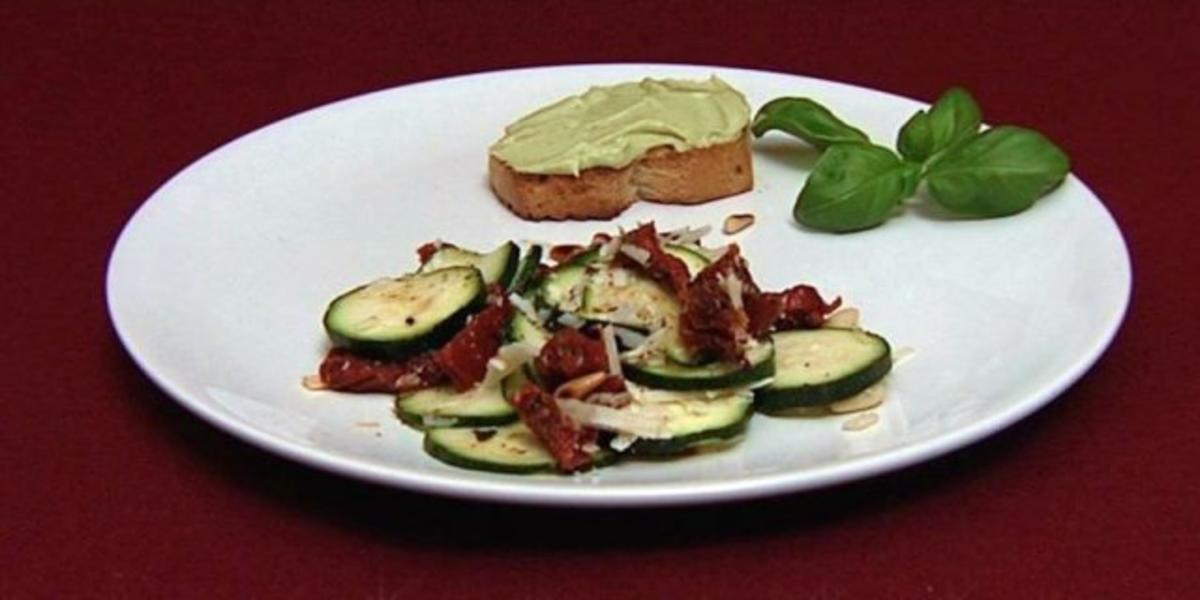 Zucchiniauflauf mit Tomaten, dazu Bruschetta mit Avocado-Quark-Muskat-Crème (Alena Gerber) - Rezept