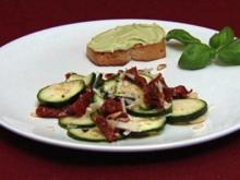 Zucchiniauflauf mit Tomaten, dazu Bruschetta mit Avocado-Quark-Muskat-Crème (Alena Gerber) - Rezept