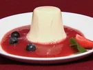 Rezept: Mandel-Panna cotta auf Erdbeer-Blaubeerspiegel (Alena Gerber) Mandel-Panna cotta auf Erdbeer-Blaubeerspiegel (Alena Gerber) - Rezept