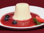 Mandel-Panna cotta auf Erdbeer-Blaubeerspiegel (Alena Gerber) - Rezept