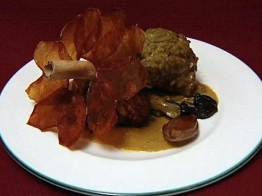 Rezept: Glasierte Lammhaxe mit Kartoffelkragen auf Masalasasoße und Gemüseconfit (Anja Kruse) Glasierte Lammhaxe mit Kartoffelkragen auf Masalasasoße und Gemüseconfit (Anja Kruse) - Rezept