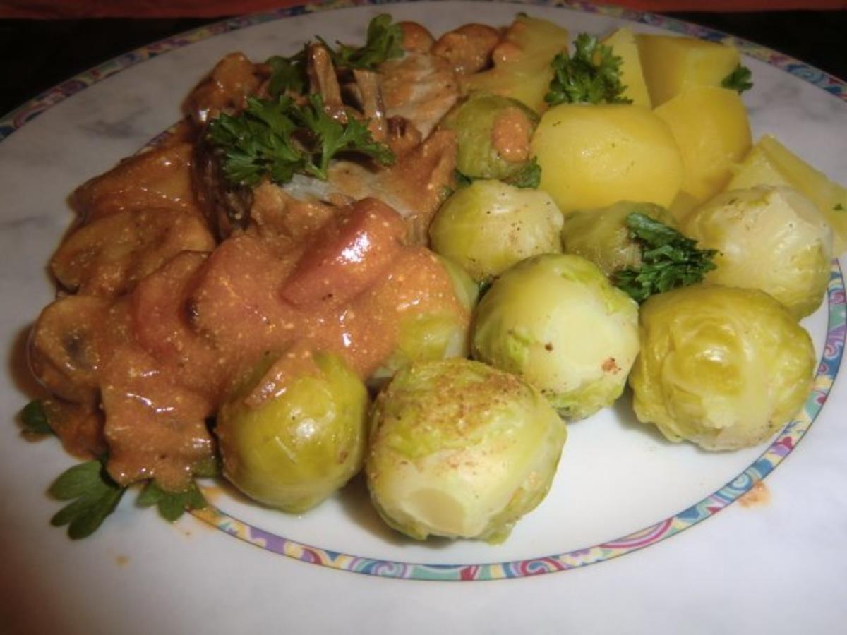 Kalbsbraten mit Rosenkohl und Salzkartoffeln - Rezept - kochbar.de