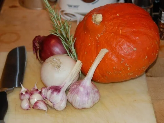 CREMESÜPPCHEN VOM HOKKAIDO MIT GEBRATENEN  LACHSFILETS UND CROUTONS - Rezept - Bild Nr. 2