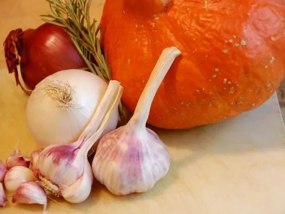 CREMESÜPPCHEN VOM HOKKAIDO MIT GEBRATENEN  LACHSFILETS UND CROUTONS - Rezept - Bild Nr. 3