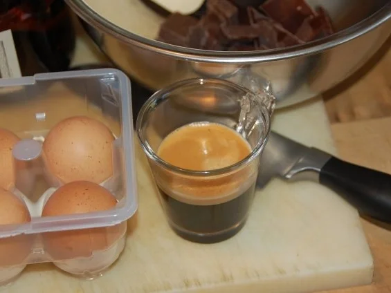 KARAMELL - BIRNE UND SCHOKOLADENMOUSSE AUF HIMBEERCOULIS - Rezept - Bild Nr. 2