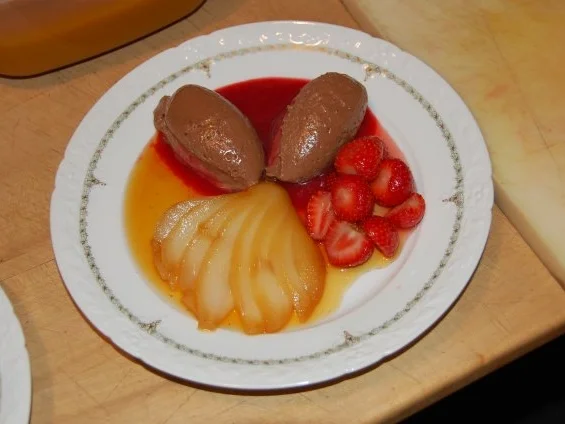 KARAMELL - BIRNE UND SCHOKOLADENMOUSSE AUF HIMBEERCOULIS - Rezept - Bild Nr. 6