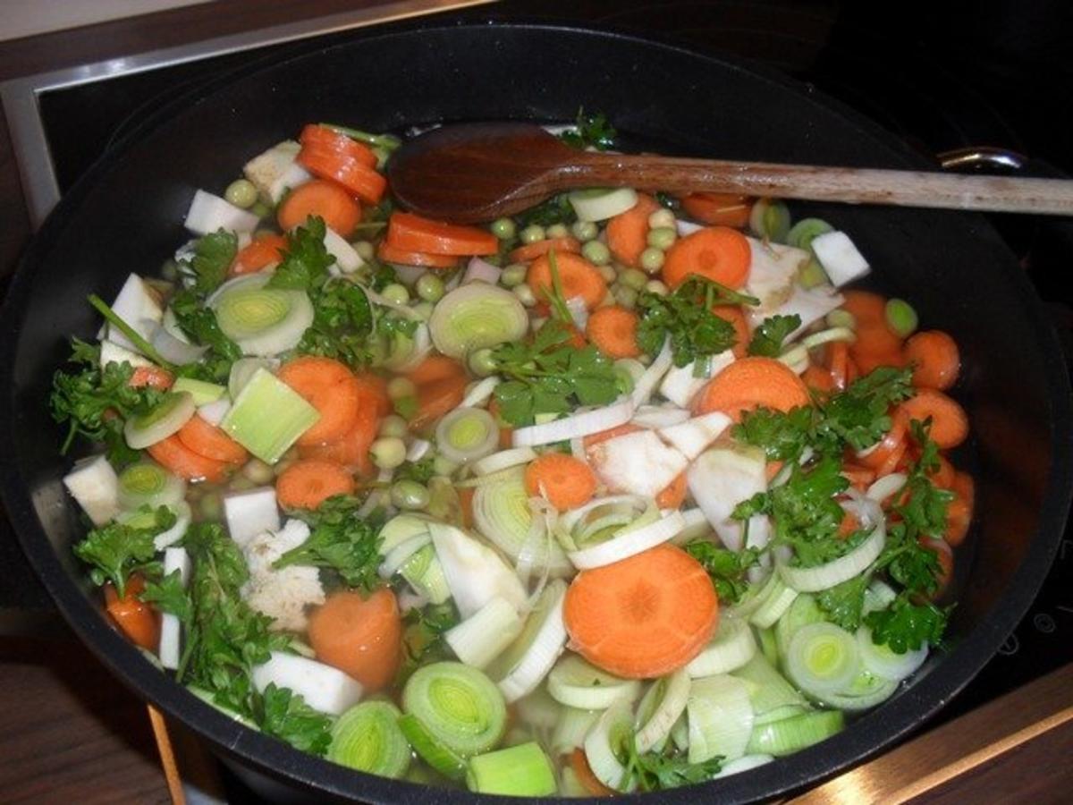 Erbsensuppe mit Fleischbrühe und Erbsen grün getrocknet - Rezept mit ...