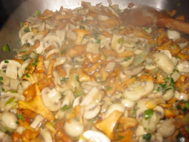 Lammkotelettes mit Pilzstrudel und Kräutersauce - Rezept - Bild Nr. 3