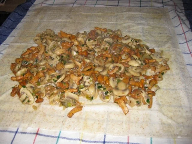 Lammkotelettes mit Pilzstrudel und Kräutersauce - Rezept - Bild Nr. 4