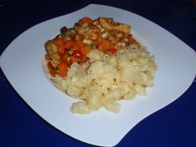 Rezept: Scharfe Putenstreifen mit Gemüse und Nudeln Bild Nr. 11 Scharfe Putenstreifen mit Gemüse und Nudeln - Rezept - Bild Nr. 11