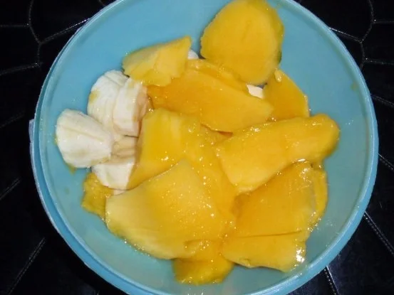 Mango-Bananenquark auf Fruchtspiegel - Rezept - Bild Nr. 3