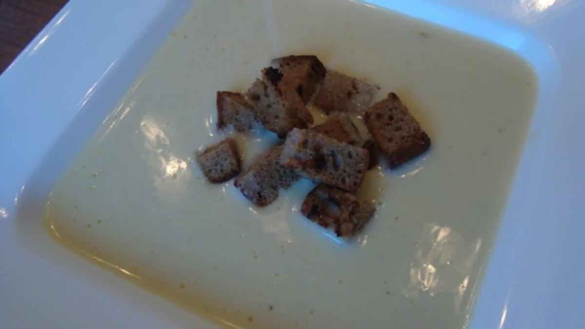 Bilder für Knoblauchcremesuppe mit Knoblauchzehen und Gemüsebrühe - Rezept