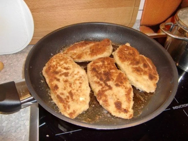 Panierte Hähnchenbrust auf Zucchini-Kohlrabigemüse mit gerösteten Petersilienkartoffeln - Rezept - Bild Nr. 4