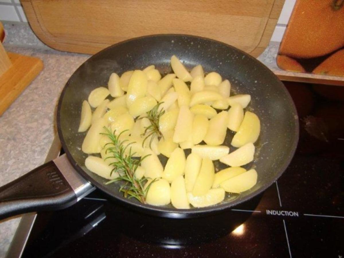 Panierte Hähnchenbrust auf Zucchini-Kohlrabigemüse mit gerösteten Petersilienkartoffeln - Rezept - Bild Nr. 5