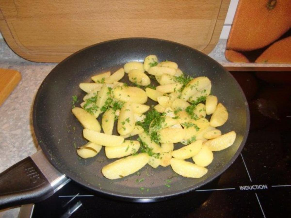 Panierte Hähnchenbrust auf Zucchini-Kohlrabigemüse mit gerösteten Petersilienkartoffeln - Rezept - Bild Nr. 6