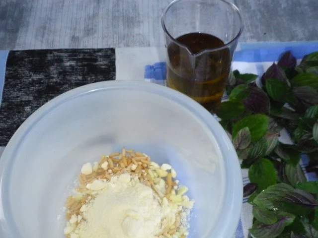 Pinienkern - Parmesan - Basilikum - Pesto - Rezept - Bild Nr. 2