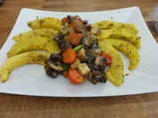 Backofenkürbis mit Bratkäse und Tomaten-Champignons - Rezept