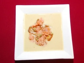 Apfel-Kartoffelsuppe mit Lachstatar (Viktoria Brams) - Rezept