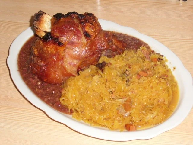 Knuspereisbein an Safrankraut - Rezept