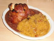 Knuspereisbein an Safrankraut - Rezept