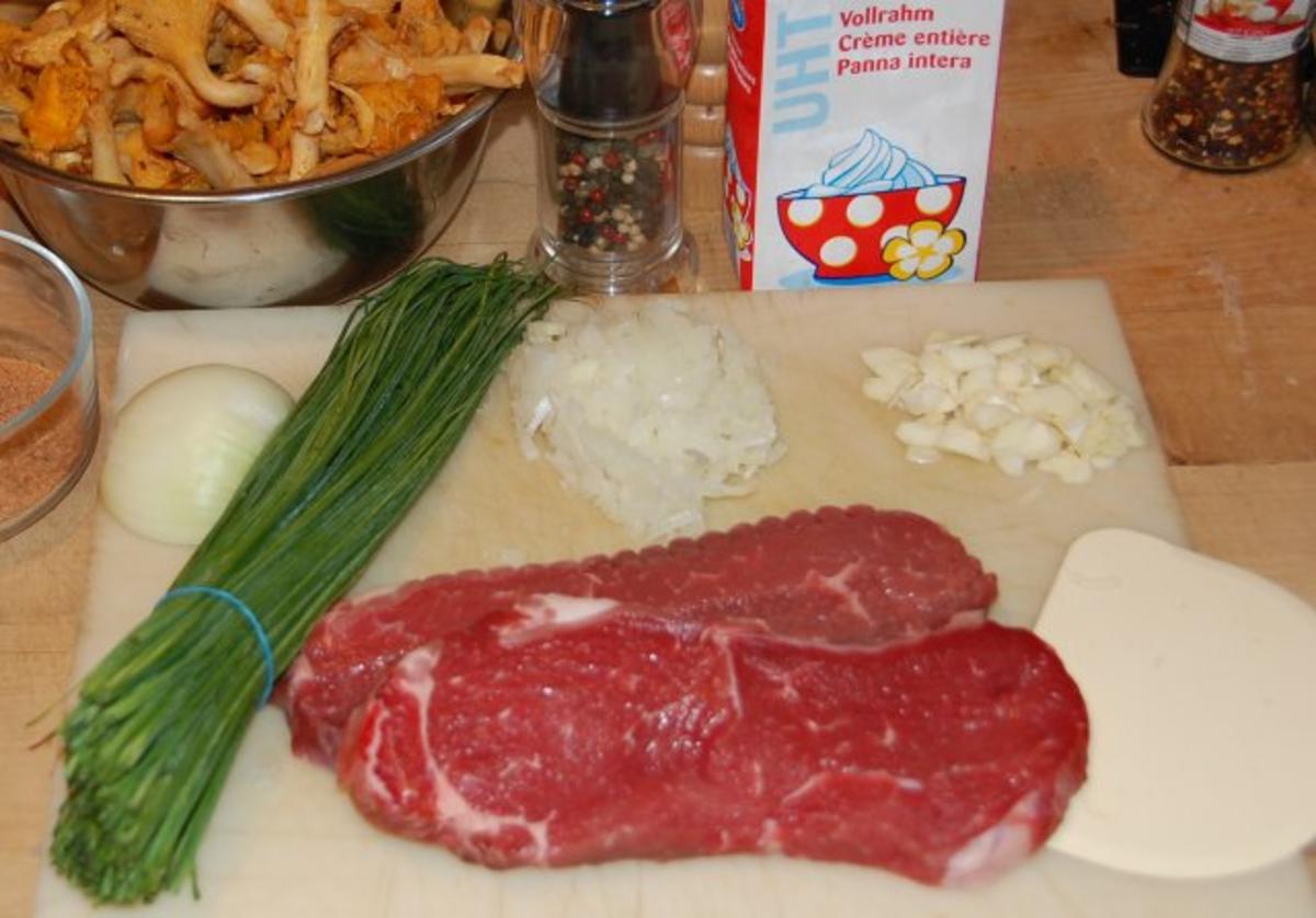 GEGRILLTE ENTRECÔTES AUF EIERSCHWÄMMCHEN IN COGNAC-RAHM - Rezept ...