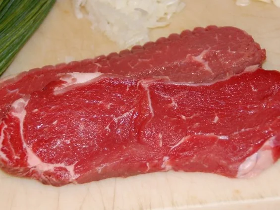 GEGRILLTE ENTRECÔTES  AUF EIERSCHWÄMMCHEN IN COGNAC-RAHM - Rezept - Bild Nr. 2