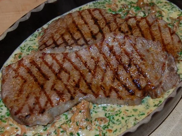 GEGRILLTE ENTRECÔTES  AUF EIERSCHWÄMMCHEN IN COGNAC-RAHM - Rezept - Bild Nr. 5