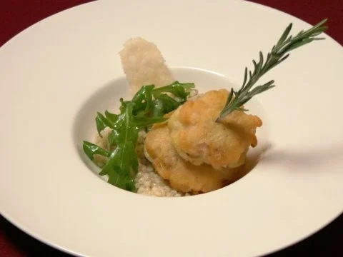Rezept: Jakobsmuscheln à la Milanese auf Limetten-Graupen-Risotto Jakobsmuscheln à la Milanese auf Limetten-Graupen-Risotto - Rezept