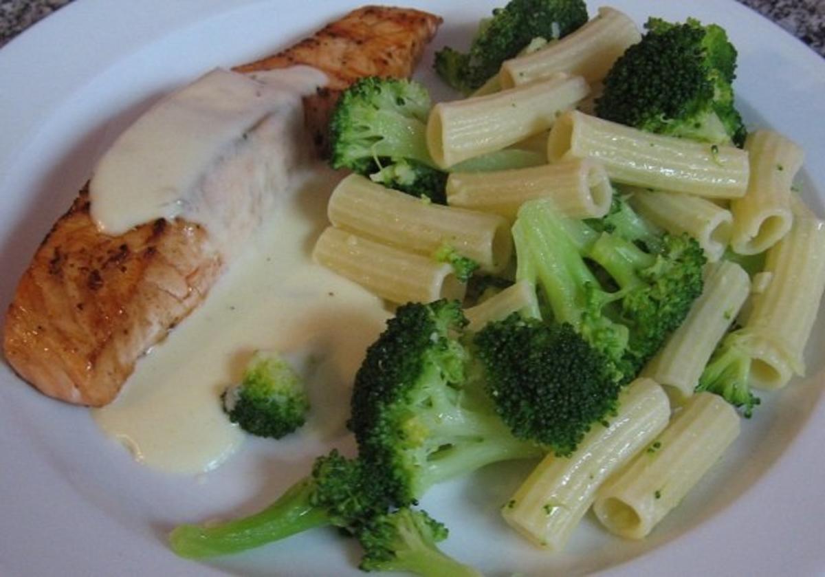 Lachs mit Zitronensoße und Broccoli-Nudeln - Rezept