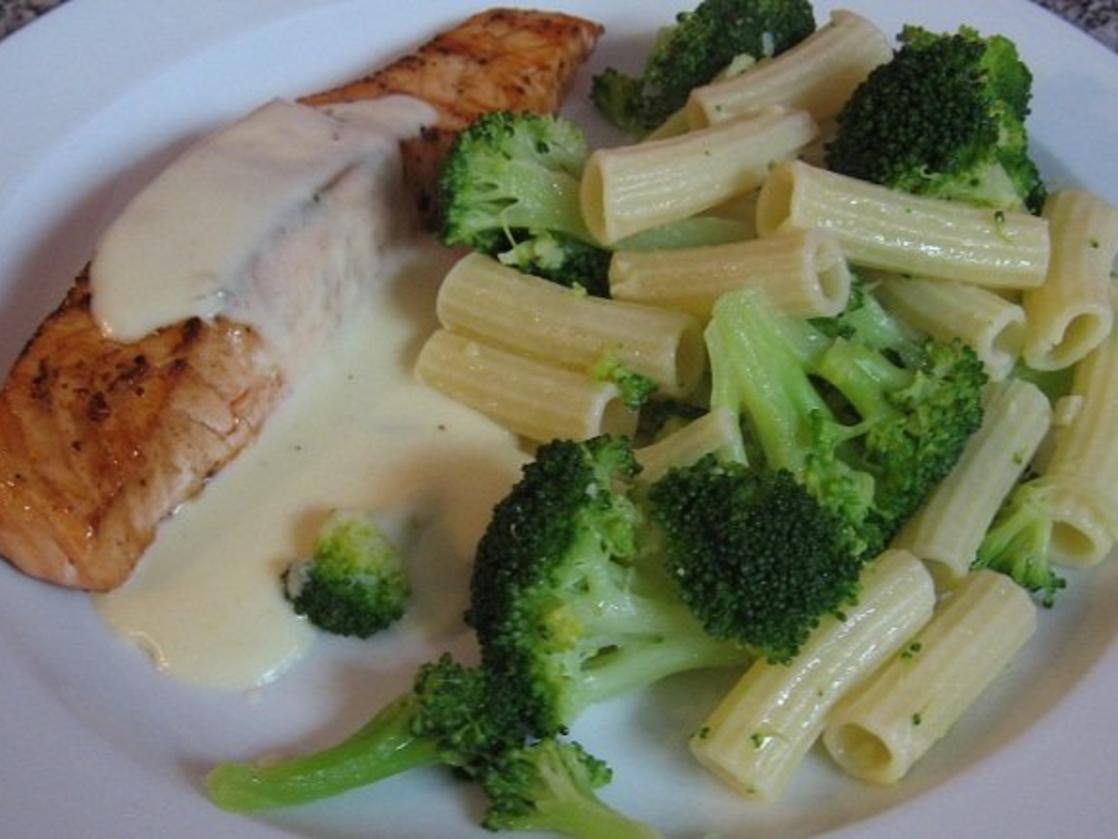 Lachs mit Zitronensoße und Broccoli-Nudeln - Rezept - kochbar.de