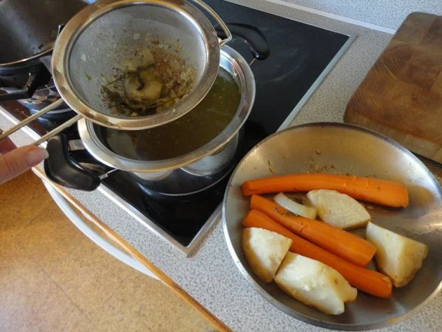 Rezept: kräftige Hühner Suppe Bild Nr. 7 kräftige Hühner Suppe - Rezept - Bild Nr. 7