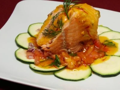 Saltimbocca von der Lachsforelle auf Zucchinicarpaccio in Safranvinaigrette - Rezept