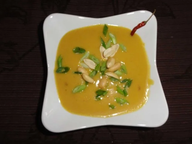 Rezept: Scharfes Erdnuss-Kürbissüppchen Scharfes Erdnuss-Kürbissüppchen - Rezept