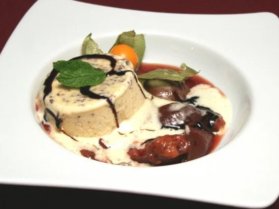 Rezept: Stracciatella-Parfait mit Pflaumenkompott Stracciatella-Parfait mit Pflaumenkompott - Rezept