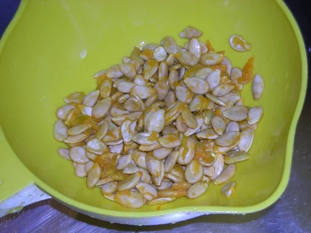 Rezept: Kürbisspalten gebacken mit frischen Kürbiskernen Bild Nr. 4 Kürbisspalten gebacken mit frischen Kürbiskernen - Rezept - Bild Nr. 4