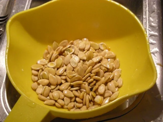 Rezept: Kürbisspalten gebacken mit frischen Kürbiskernen Bild Nr. 5 Kürbisspalten gebacken mit frischen Kürbiskernen - Rezept - Bild Nr. 5